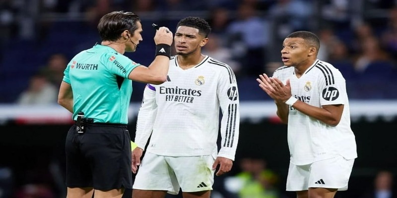 Hình ảnh tiền vệ người Anh và Mbappe đang có phản ứng với trọng tài